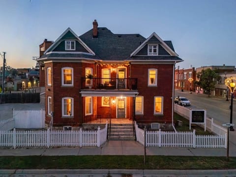 Pearl & Hearth glows after sunset. This beautifully restored Victorian home combines timeless character with modern comforts, just one block from downtown Kingsville's restaurants, cafés, breweries, boutiques and waterfront.