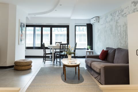 Deluxe Studio | Living area | Flat-screen TV, MP3 dock