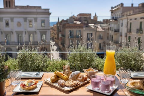 Daily cooked-to-order breakfast for a fee