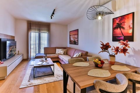 Standard Apartment, City View | Living area