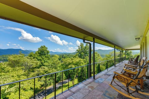 Franklin Vacation Rental | 3BR | 3BA | 2,800 Sq Ft | 1 Step to Enter