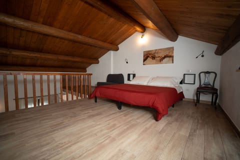 Deluxe Suite, Mountain View | Blackout drapes, WiFi (free)