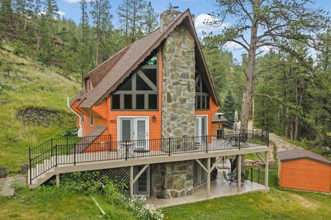 Welcome to Stones Throw, a cozy and inviting retreat where comfort, relaxation, and unforgettable moments await just a stone`s throw from everything you need.