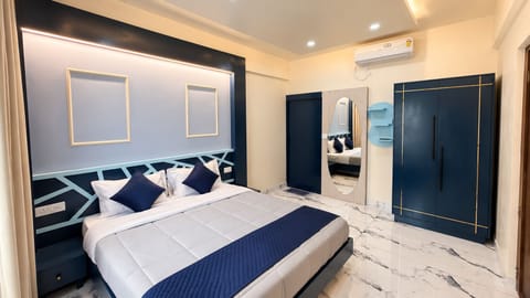 Deluxe Suite, Mountain View | Frette Italian sheets, premium bedding, minibar, desk