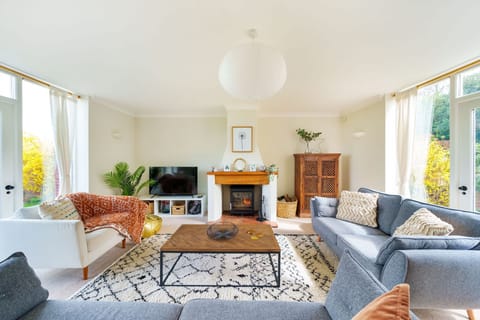 Byre House, Sutton Waldron, Shaftesbury: The double aspect sitting room