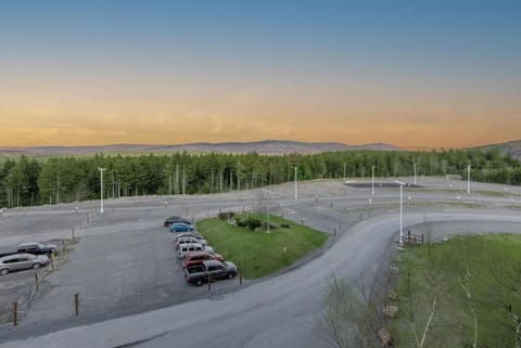 Escape to Silver Creek 5505—your home away from home and a stylish, rustic retreat for your next Snowshoe Mountain getaway!