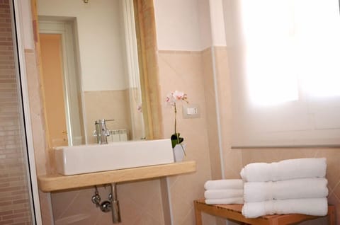 Family Quadruple Room | Bathroom | Shower, rainfall showerhead, free toiletries, hair dryer