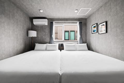 Apartment | Desk, iron/ironing board, cribs (free), WiFi (free)