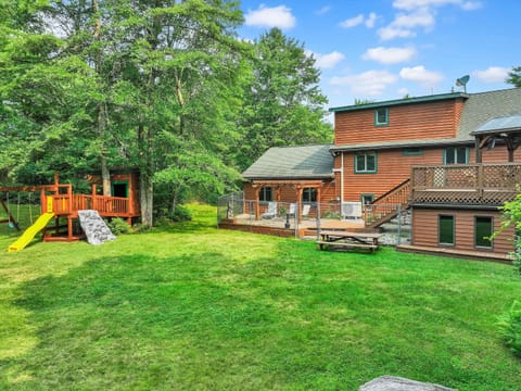 Spacious Log Cabin with Large Private Yard
