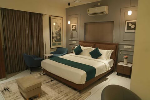 Deluxe Room, Garden View | Iron/ironing board
