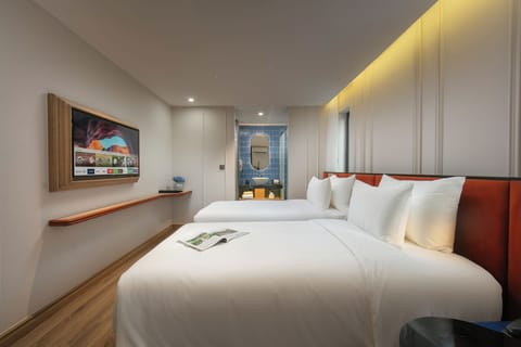 Urban Neighbor View | Premium bedding, memory foam beds, minibar, in-room safe