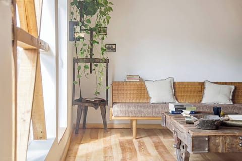 Apartment, 2 Bedrooms, Balcony, Garden View | Living room | Books