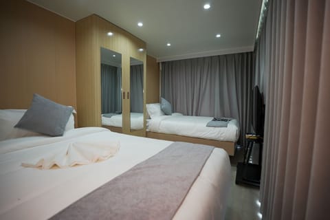 Standard Twin Room | Premium bedding, in-room safe, soundproofing, WiFi (free)