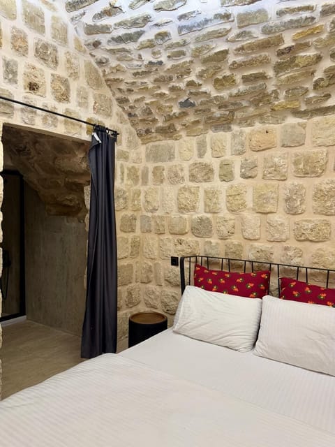 Single Room, Housekeeping, Courtyard View | Minibar, in-room safe, blackout drapes, soundproofing