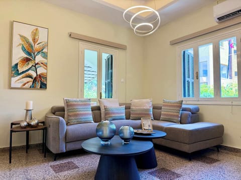 Relax in the bright and stylish open-plan living area, complete with a comfortable sofa, Smart TV, high-speed Wi-Fi, and plenty of natural light.