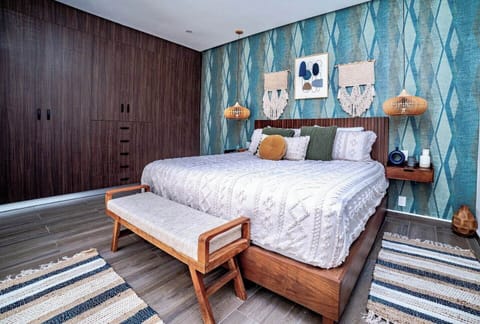 Master king bedroom / walking closet