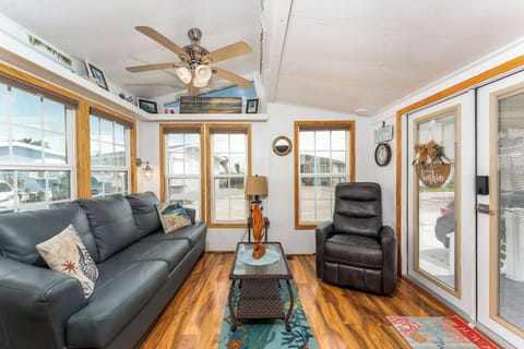 Bright Living Room – Relax in a sun-filled space with large windows, comfortable seating, and canal views.

