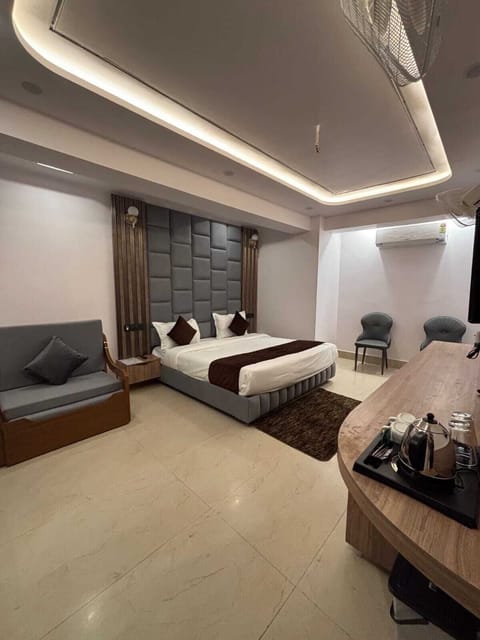 Superior Double Room, Mountain View | Premium bedding, Select Comfort beds, desk, laptop workspace