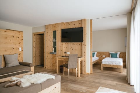 Hypo-allergenic bedding, in-room safe, desk, blackout drapes