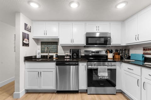 Condo, 1 Queen Bed with Sofa bed (Roark Creek View) | Private kitchen
