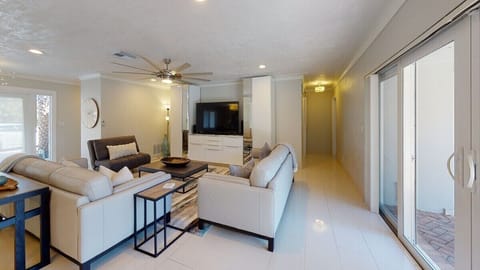 Premium House, Ensuite, Canal View | Lounge