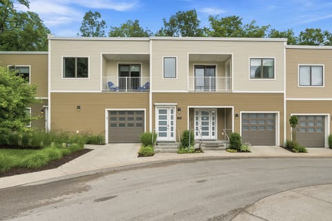 Modern Townhome with Balcony
