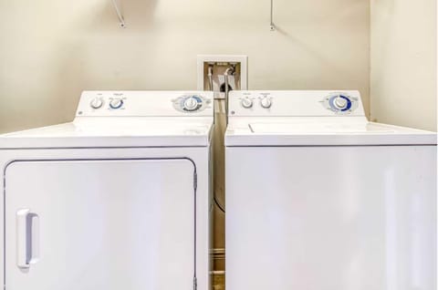 Signature Condo, 2 Bedrooms, Beach View, Beachfront | Laundry