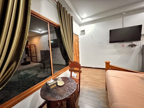 Standard Room, 1 King Bed | Desk, laptop workspace, blackout drapes, WiFi (free)