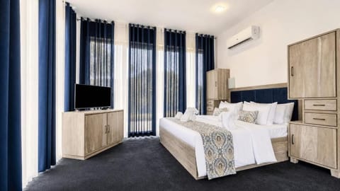 Deluxe Double Room, Balcony, Mountain View | In-room safe, iron/ironing board (on request), WiFi (free)