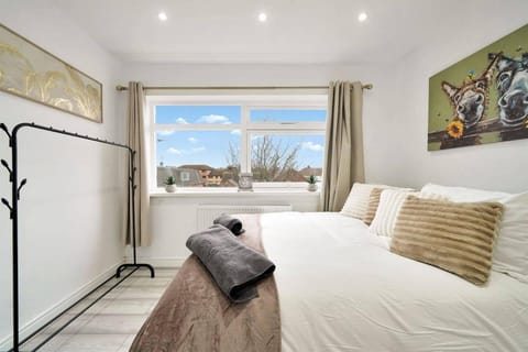 4 bedrooms, WiFi (free), bed sheets