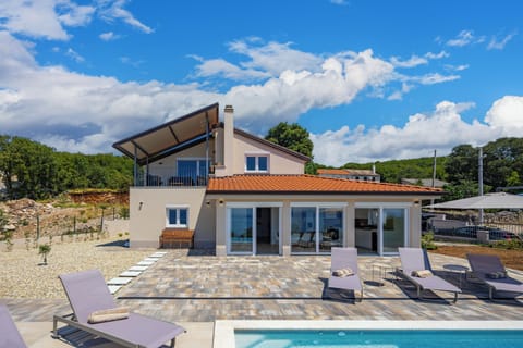 Family House, 3 Bedrooms, 2 Bathrooms, Mountainside (Holiday Home Elora Seaview Private) | Pool