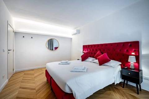 3 bedrooms, down comforters, travel crib, WiFi (free)