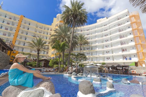 Outdoor pool, open 9:00 AM to 7:30 PM, pool umbrellas, sun loungers