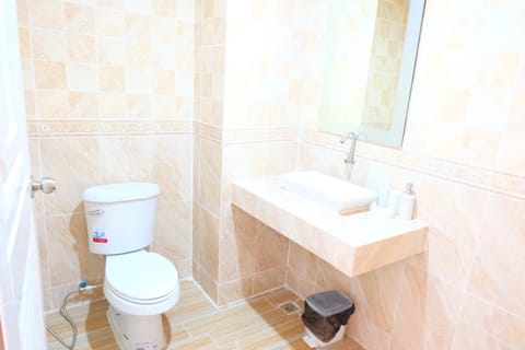 Queen Room with Garden View | Bathroom | Shower, free toiletries, bidet, towels