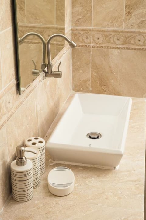 Queen Room with Garden View | Bathroom sink