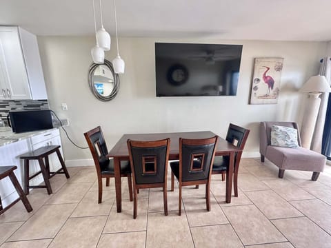 House, Multiple Beds (Regatta 101B) | Dining