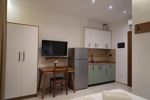 Desk, WiFi (free)