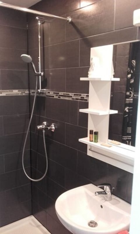 Shower, free toiletries, hair dryer, towels