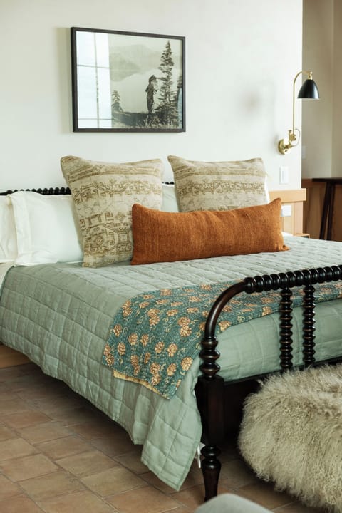 Deluxe Room, 1 King Bed (Willakenzie) | Premium bedding, iron/ironing board, WiFi (free), bed sheets