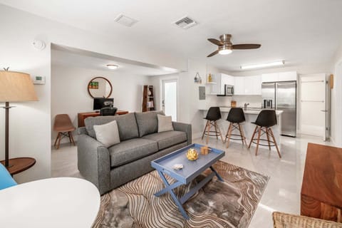 2 Bedroom cotage with new, modern furniture - walk to downtown!