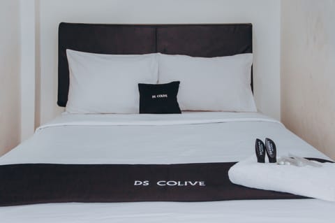Premium Room, 1 Queen Bed | Desk, free WiFi, bed sheets
