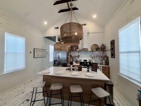 House, 2 Queen Beds, Garden View (Krewe Cottage) | Private kitchen