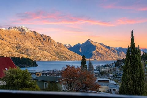Lake Wakatipu & mountain views