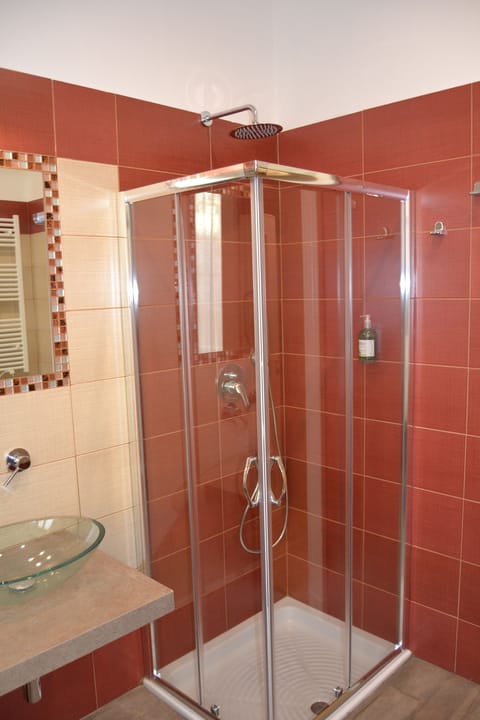 Shower, rainfall showerhead, free toiletries, hair dryer
