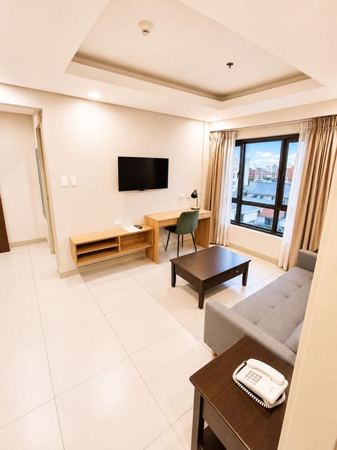 One Bedroom Suite | Desk, WiFi (free), bed sheets