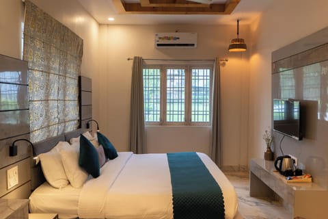 Deluxe Cottage | In-room safe, desk, laptop workspace, blackout drapes