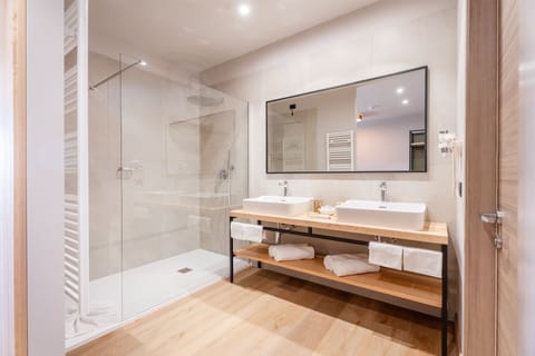 Junior Suite Penthouse | Bathroom | Free toiletries, hair dryer, bidet, towels
