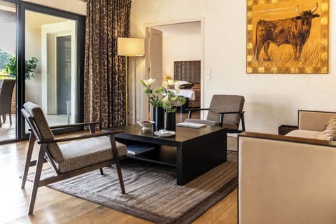 Suite | Minibar, in-room safe, individually decorated, desk