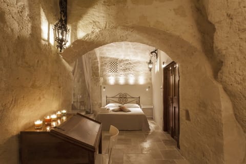 Luxury Studio Suite, Jetted Tub | Premium bedding, minibar, in-room safe, free WiFi