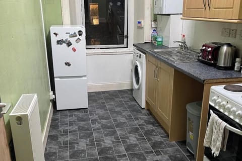 Fridge, oven, stovetop, electric kettle
